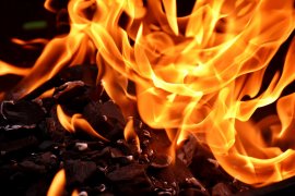 Seorang wanita ancam bakar Balai Kota