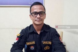 Hindari kucing, Fortuner tabrak rumah di Inhu