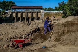 Penambang pasir bendung kering