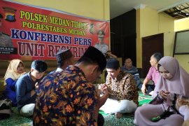 Seorang pria terpaksa menikah di tahanan  polisi