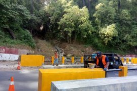 Fasilitas Jembatan Kembar Parapat  yang terdampak longsor dilengkapi