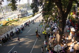 Massa mulai berkumpul di sekitar  Patung Kuda