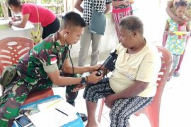 Satgas Yonif 725/WRG bersama Puskesmas Senggi gelar pengobatan gratis