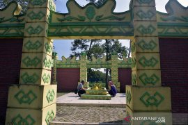 Menyambangi wisata religi Makam Puteri Kaca Mayang di tengah kebun sawit