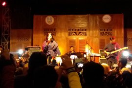 Penyanyi Astrid tampil memukau di Festival Rengganis Situbondo (Video)