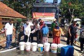 Video - Polres Banyumas salurkan bantuan air bersih