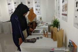Produk pelatihan branding kolaborasi antara mahasiswa-wirausaha dipamerkan