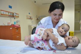 BAYI KEMBAR SIAM DEMPET PERUT Page 1 Small