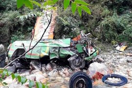 Bus terjun ke jurang, 33 orang tewas