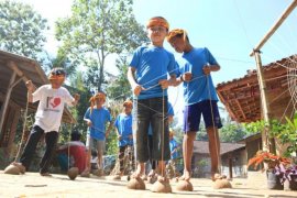 Permainan tradisional  anak-anak di taman bacaan