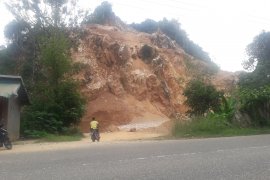 Warga Jaro keluhkan aktifitas penambangan Gunung Ampik