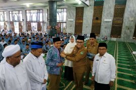 Bupati Pamekasan ingatkan jamaah jaga akhlak selama di Tanah Suci