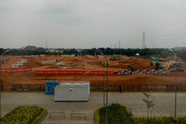 Kejar target, pekerja sirkuit MXGP Palembang lembur