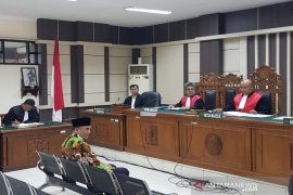 Bupati suap hakim untuk batalkan status tersangka