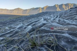 Butiran salju di Gunung Bromo tingkatkan kunjungan wisatawan