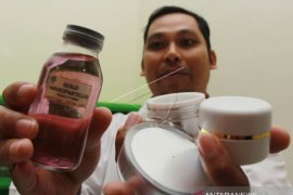 PENEMUAN BAHAN BAKU KOSMETIK DARI EMAS