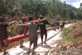 PLN Kalbar apresiasi masyarakat rela gotong- royong angkut tiang listrik