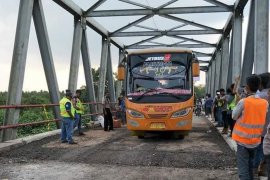 Jembatan rusak di perbatasan Mesuji sudah bisa dilintasi truk pengangkut barang