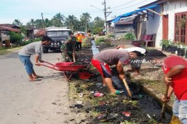 Koramil 03/Sipirok dan masyarakat gotongroyong