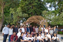 Mahasiswa ISI Denpasar jadikan Bunga Jempiring sebagai fasilitas publik