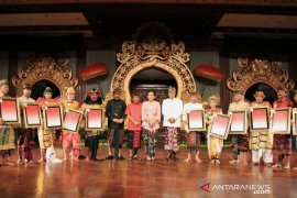 Gubernur Koster jamin kesehatan "pengabdi seni Bali"