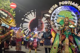 Kostum Tugu Khatulistiwa meriahkan pawai budaya nusantara Apeksi di Semarang