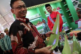 Pengunjung kagum melihat pelepah aloevera asal Pontianak di Pameran ICE