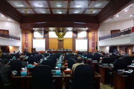 Legislator pertanyakan keberadaan gubernur dalam sidang paripurna