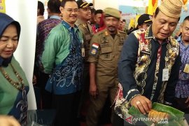 Kunjungi stand HST, Gubernur cicipi kue apam dan cincin