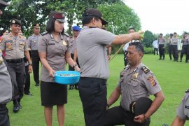 Penyiraman air kembang warnai kenaikan pangkat Polres Talaud