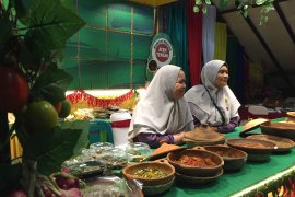 Peserta famtrip KJRI Johor Bahru nikmati makanan  khas Aceh