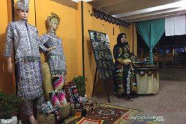 Pengunjung bisa beli kerajinan Kerawang Gayo di anjungan Aceh Tengah