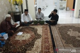 Keluarga melaksanakan tahlilan di rumah duka Sutopo