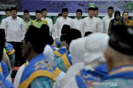 Gubernur dan Komisi VIII DPR RI lepas JCH embarkasi Palembang Page 1 Small