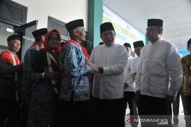 Gubernur dan Komisi VIII DPR RI lepas JCH embarkasi Palembang Page 2 Small