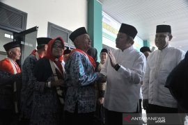 Gubernur dan Komisi VIII DPR RI lepas JCH embarkasi Palembang Page 5 Small