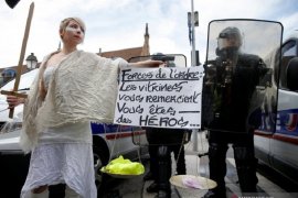 Ratusan orang lakukan aksi protes terhadap kekerasan dalam rumah tangga di Paris