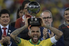 Bek Dani Alves jadi pemain dengan trofi terbanyak dalam sejarah