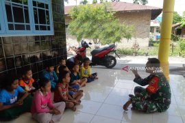 Mengisi liburan sekolah ini yang dilakukan Babinsa Kodim 0204/DS