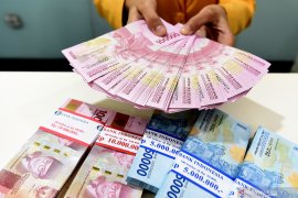 Rupiah menguat jelang libur Imlek