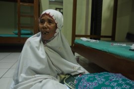 Nenek penjual kacang asal Probolinggo berangkat haji