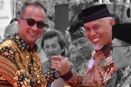 Program ini membuat Mahyeldi menerima penghargaan Tokoh Peduli Lansia