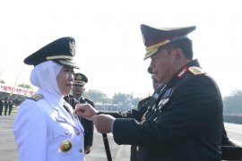 Khofifah terima pin emas kehormatan dari Kapolri