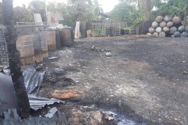 Ribuan liter minyak ilegal di dalam gudang terbakar