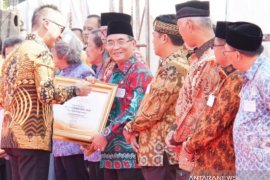 Bupati HSS terima penghargaan Tokoh Nasional Peduli Lansia