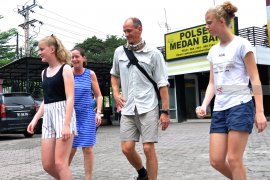 Ini foto keluarga wisatawan asal Prancis korban jambret