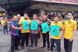 Diskop UMKM Denpasar bagikan tas belanja ramah lingkungan