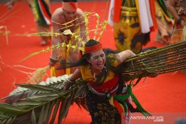 Pagelaran kesenian Dayak di Pesta Kesenian Bali 2019