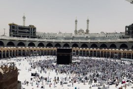 Jamaah shalat Jumat dengan cuaca panas ekstrem di Masjidil Haram