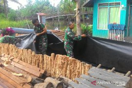 Warga Kuin Kecil- tim TMMD  Banjarmasin gotong royong bangun jalan
